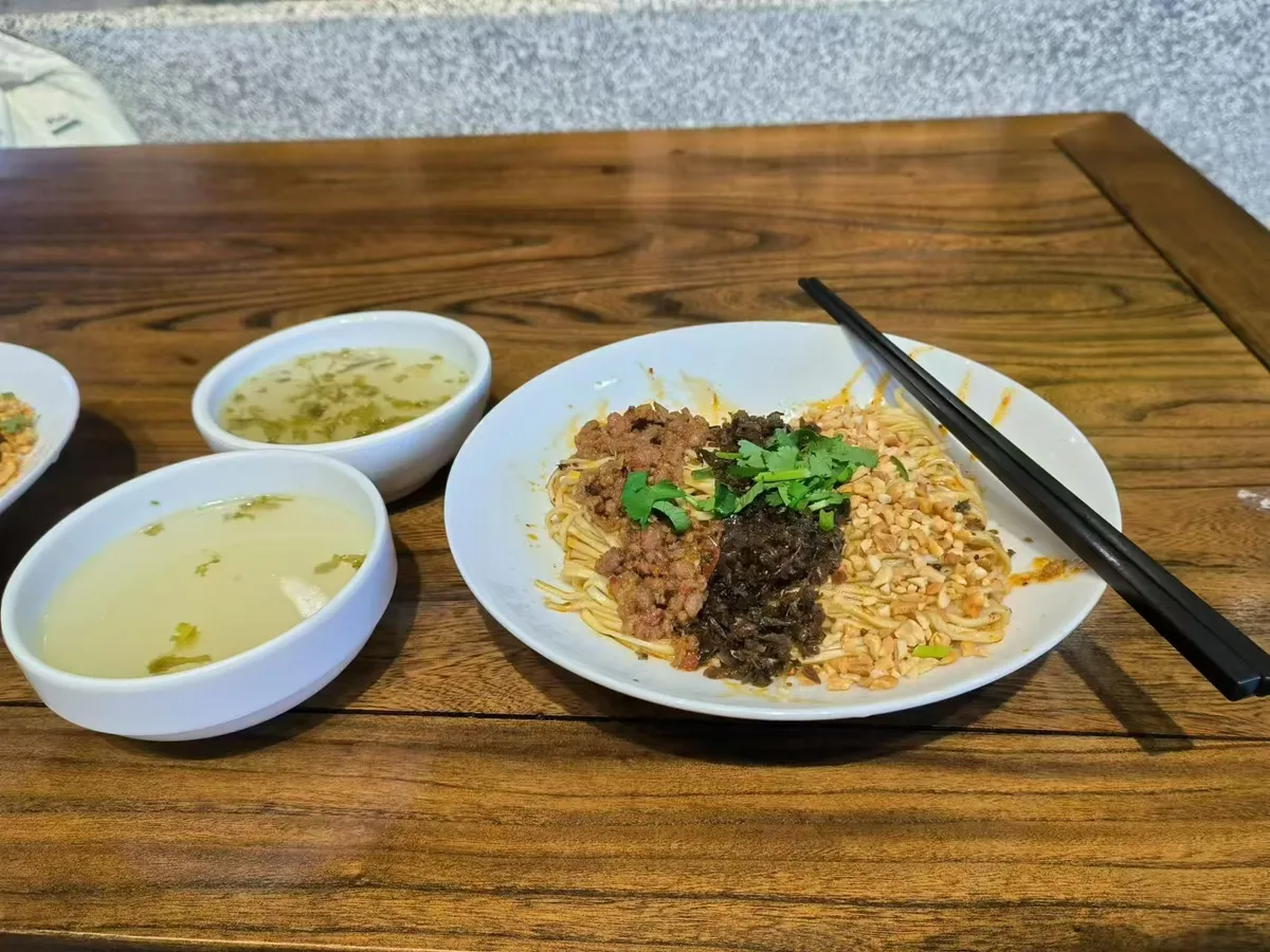 图1 李庄菜进TJ之宜宾燃面。但还没方便面形态的好吃，面都坨了。