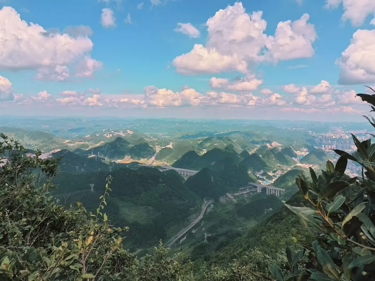 图13 晴好日子里的梅花山