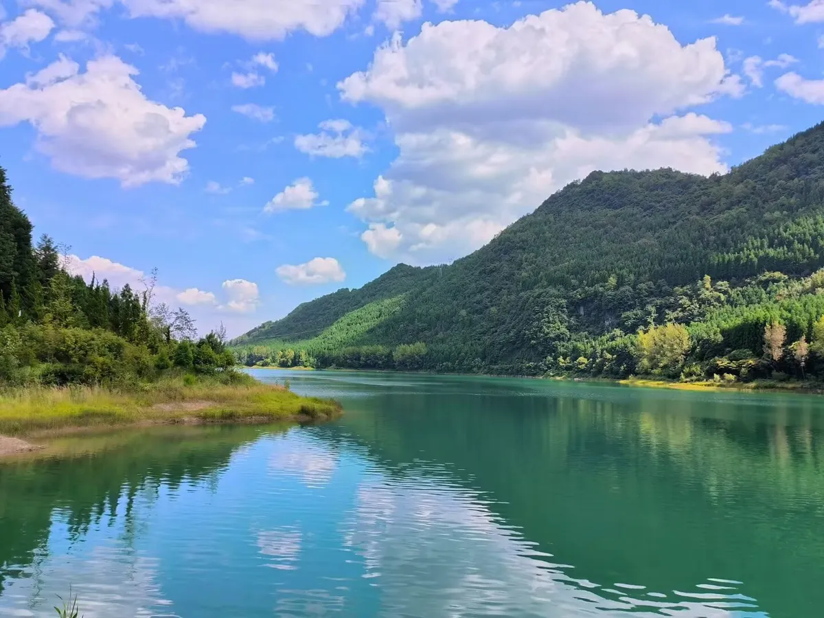 图15 碧波荡漾的瑶池