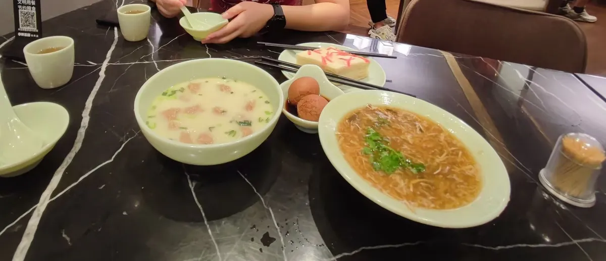 图3 新纪元大酒店附近的泰州早茶