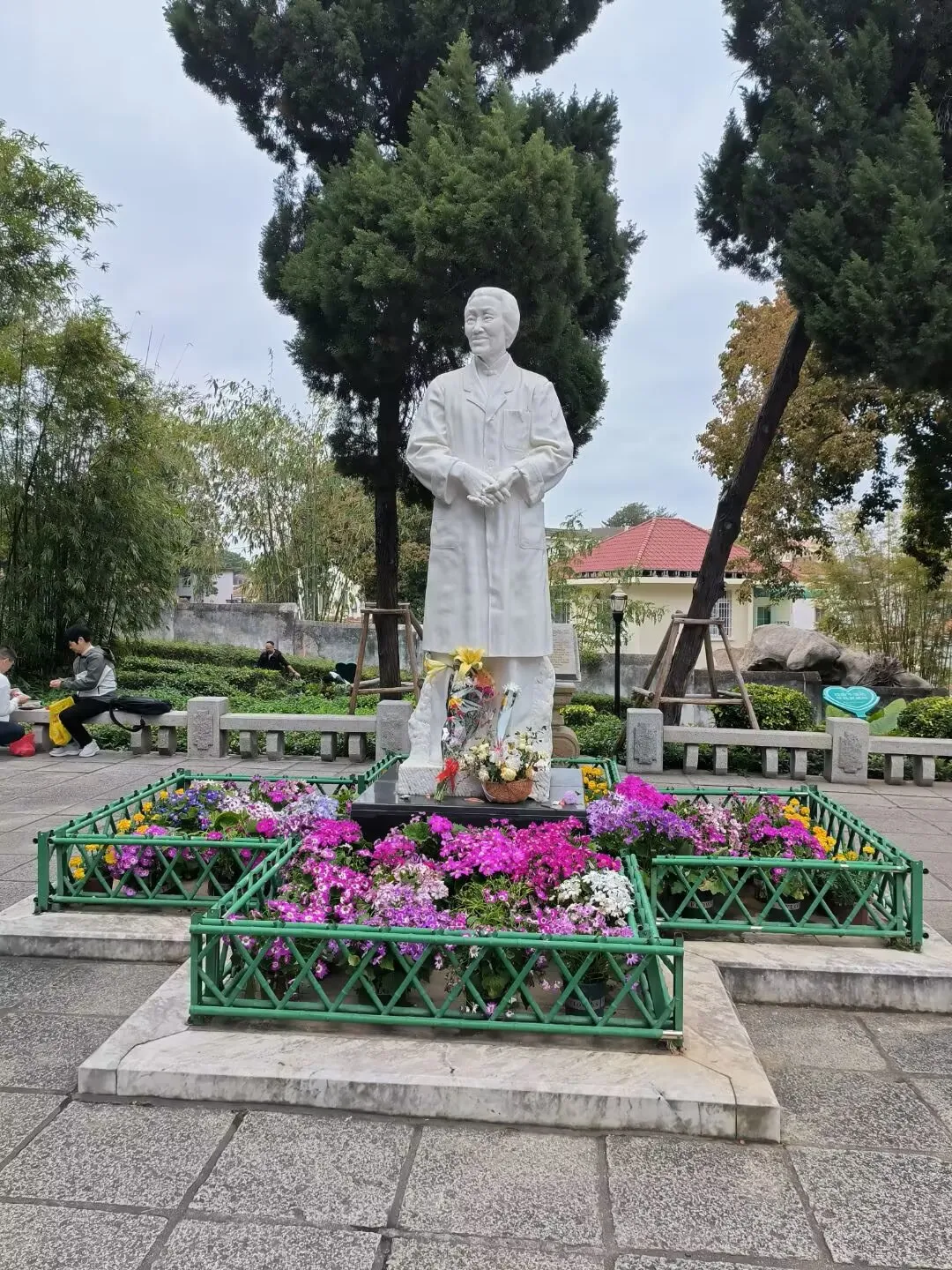 图7 林巧稚塑像