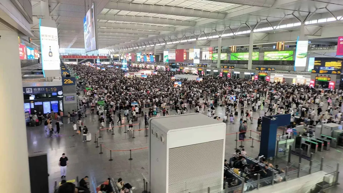 图17 人潮涌动的虹桥火车站