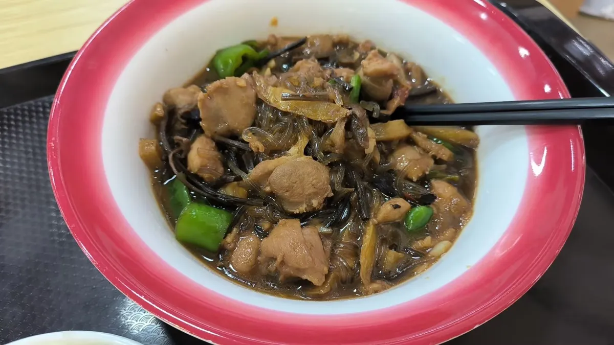 图7 食堂东北菜之小鸡炖蘑菇